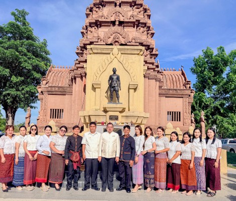 กิจกรรมนุ่งผ้าไทยใส่บาตร “ขุขันธ์พร้อมใจ นุ่งผ้าไทยใส่บาตร ทำความดี วิถีพอเพียง”