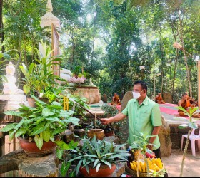 นายอนุรักษ์ เพชรอินทร์ นายก อบต.ใจดี เป็นประธานจุดธปเทียน บูชาพระรัตนตรัย งานปริวาสกรรม ณ วัดป่าพะเยียว ต.ใจดี อ.ขุขันธ์ จ.ศรีสะเกษ